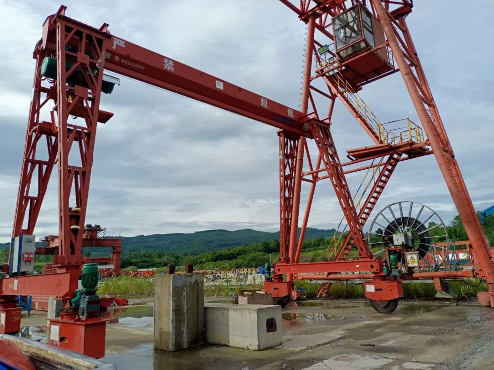 輪胎式電動(dòng)單梁門式起重機(jī)、工程龍門吊生產(chǎn)廠家、價(jià)格報(bào)價(jià)單
