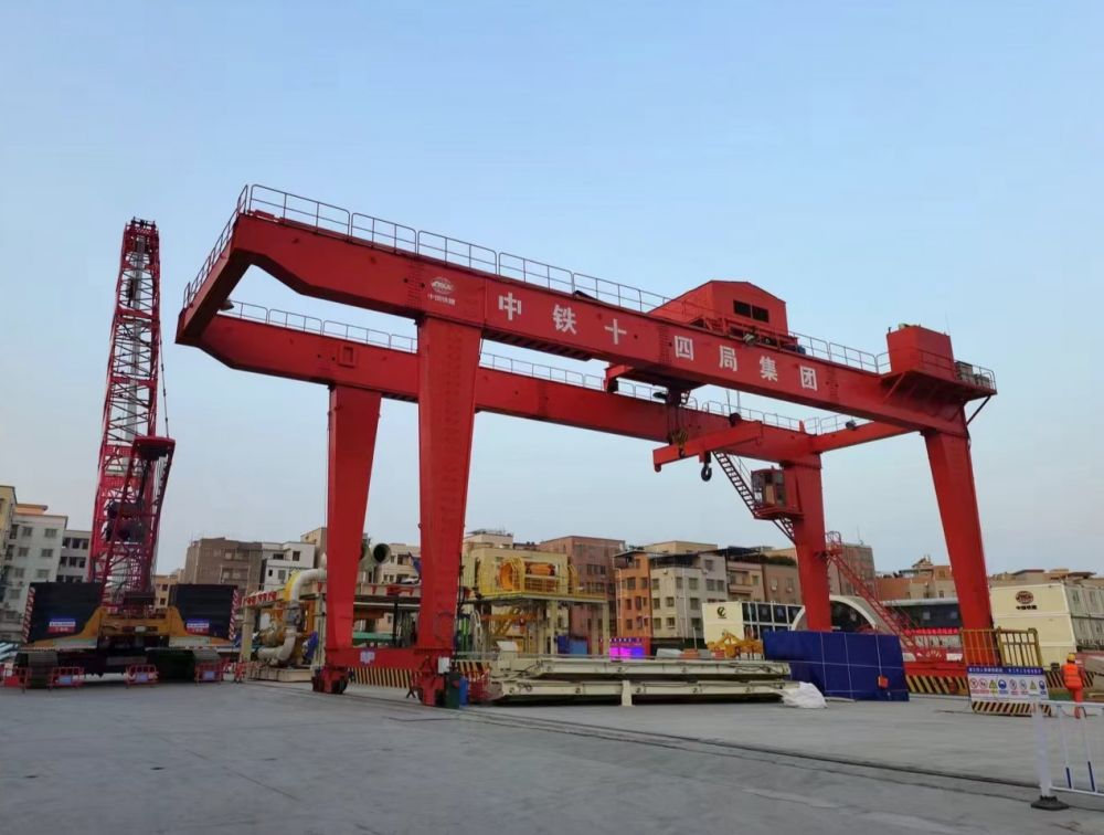 MH型雙主梁門式起重機(jī)。U型地鐵出渣機(jī)、翻渣機(jī)制造安裝、租賃服務(wù)