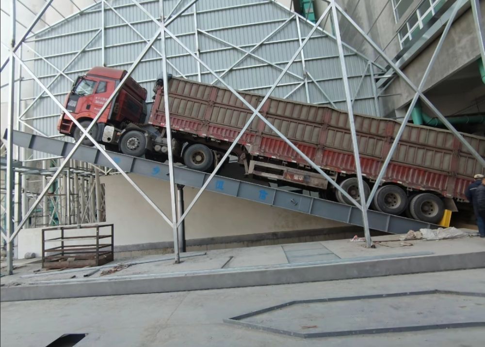 河南愛信后翻式液壓卸車平臺、液壓翻板機、卸車設(shè)備廠家、價格