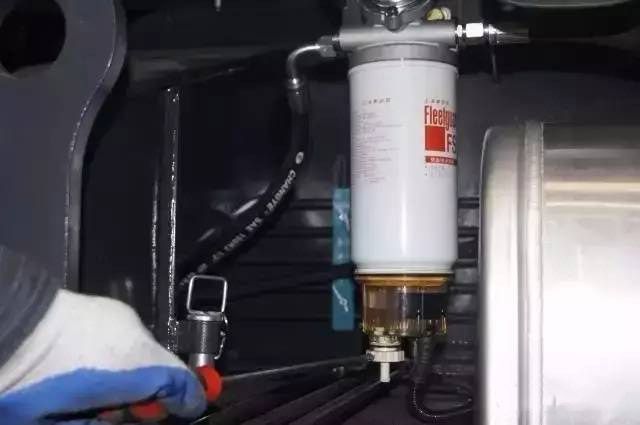 汽車起重機燃油濾清器