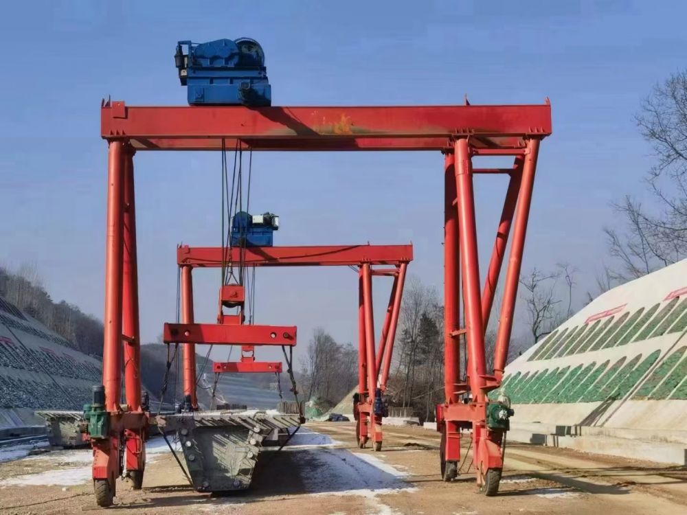 廣東提梁機、移梁機、輪胎式自行走門式起重機
