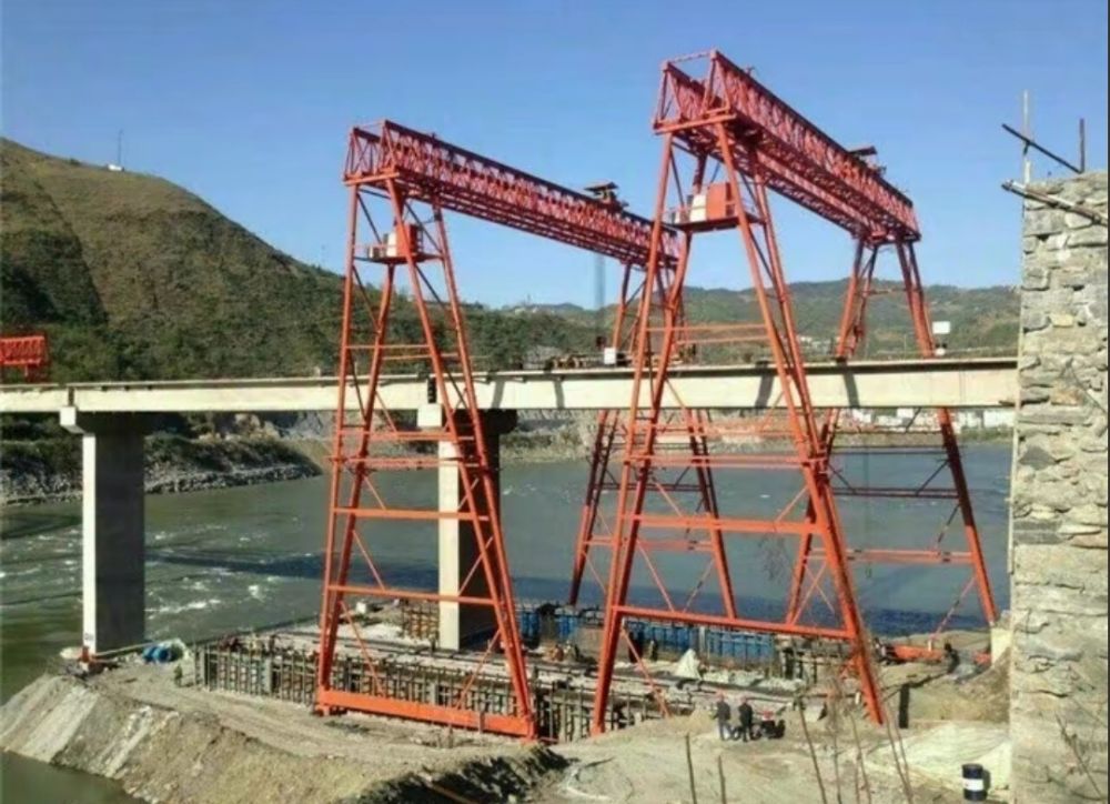 江蘇龍門吊、南通提梁機、路橋門機租賃廠家服務(wù)