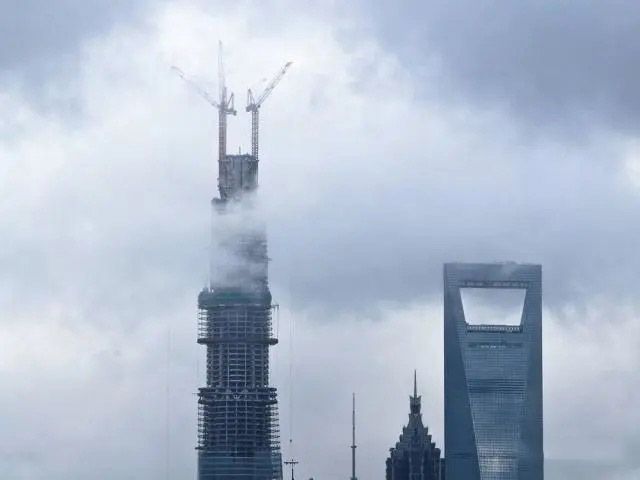 離地面400米的塔吊，操作員是如何爬上去的？