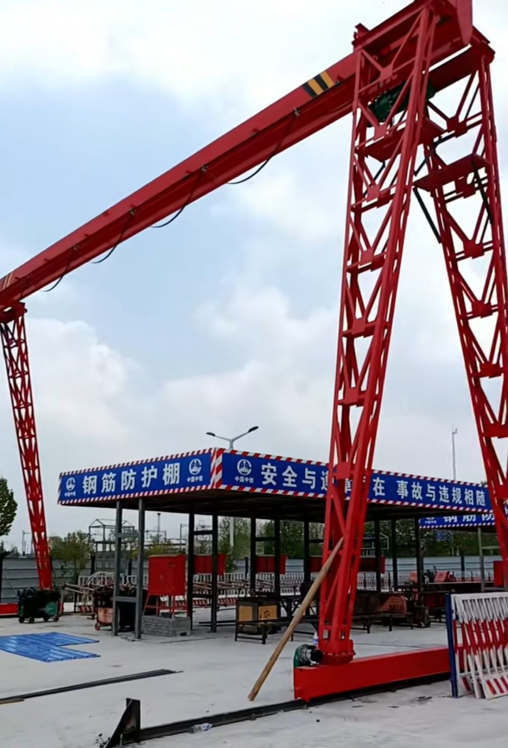 單梁龍門(mén)吊廠家、MH型電動(dòng)單梁門(mén)式起重機(jī)價(jià)格