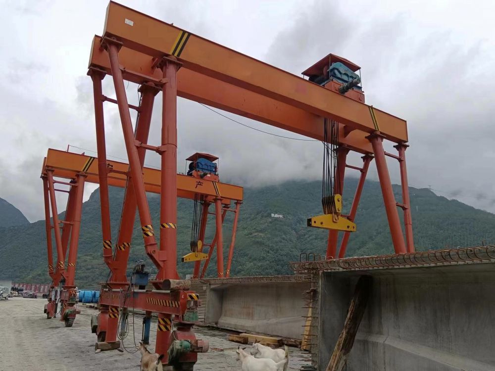 河南龍門吊、無軌自行走龍門吊、無軌提梁機(jī)廠家、價格