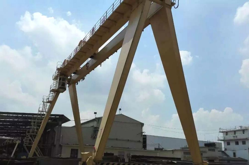 河南焦作龍門(mén)吊、ME型雙小車吊鉤門(mén)式起重機(jī)
