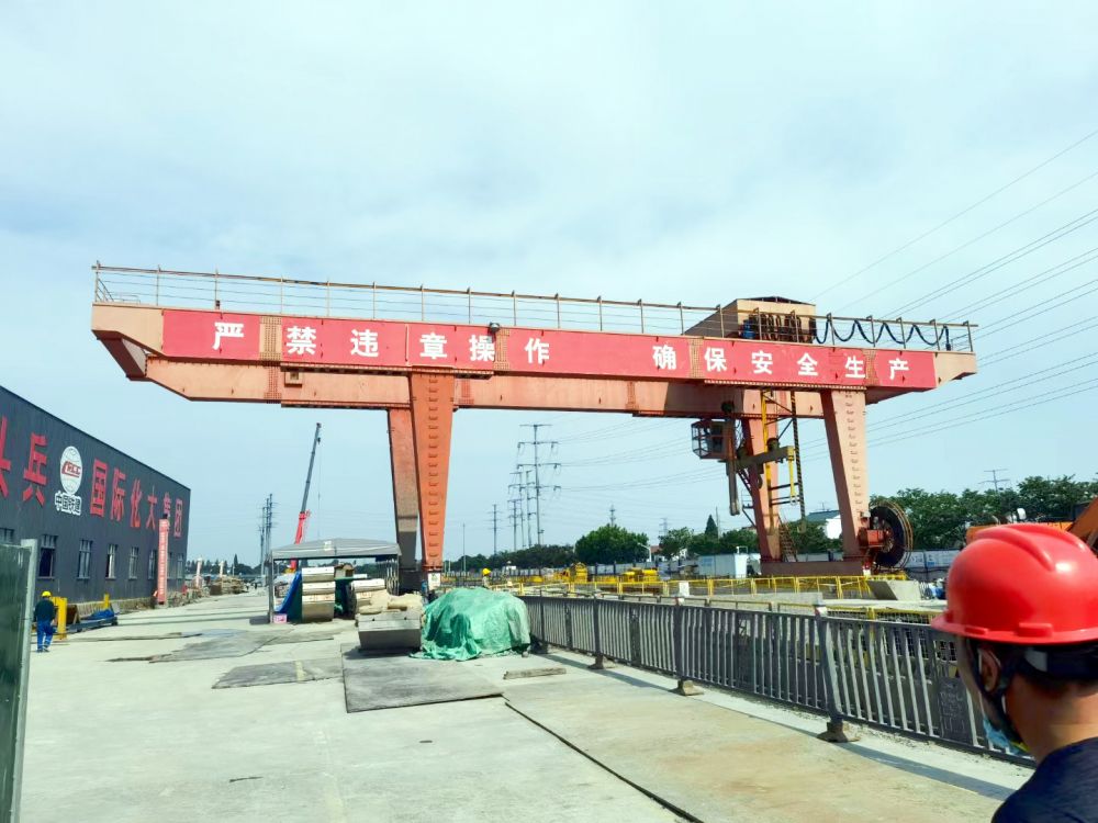 雙梁門(mén)式起重機(jī)、地鐵出渣機(jī)、工程龍門(mén)吊設(shè)計(jì)制造、安裝搬遷維修