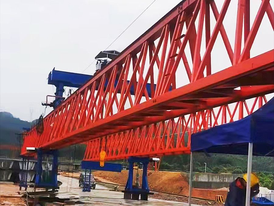 河南架橋機(jī)廠家、博利重型起重30米120噸架橋機(jī)